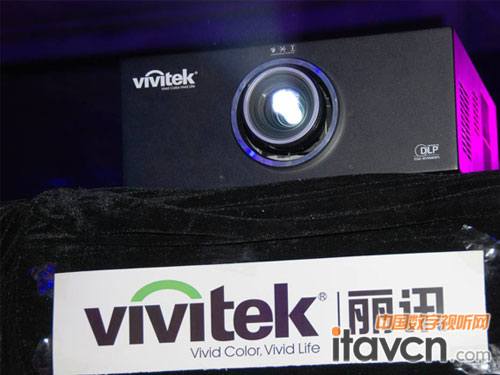 VivitekӍȫ幤ͶӰC(j)D8300ԏBQ2011t˰Cʢx