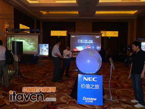 ͶӰ1̫NEC PX750U+~R^