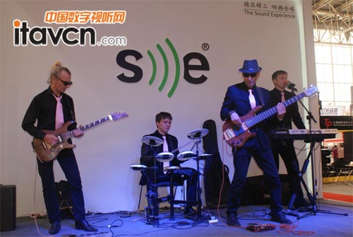 푬F